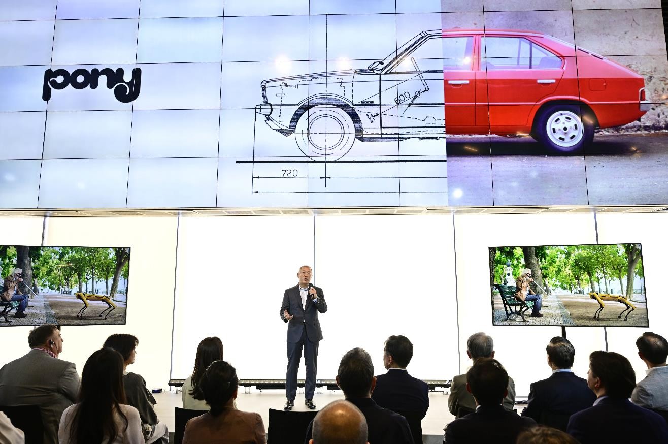 2.現(xiàn)代汽車集團(tuán)鄭義宣會長在“Pony時間”展覽開幕式和《RETRACE Series》出版紀(jì)念會上發(fā)表演講.jpg